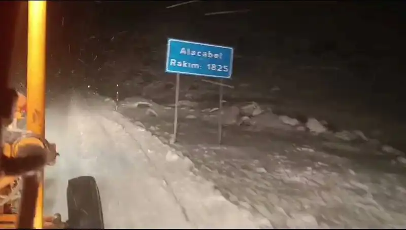 Antalya’da Beklenmedik Kar Yağışı: Tatil Cennetine Kış Geldi!