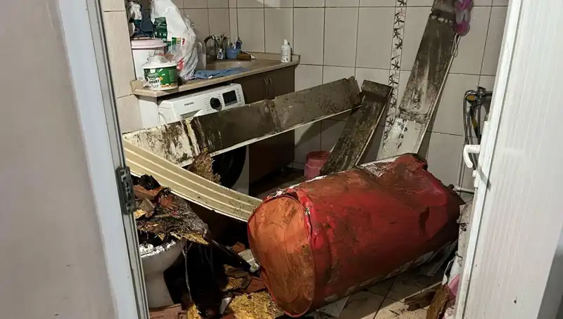 Ege Bölgesi’nde Beklenmedik Fırtına: Ağaçlar Devrildi, Cadde ve Sokaklar Beyaza Büründü