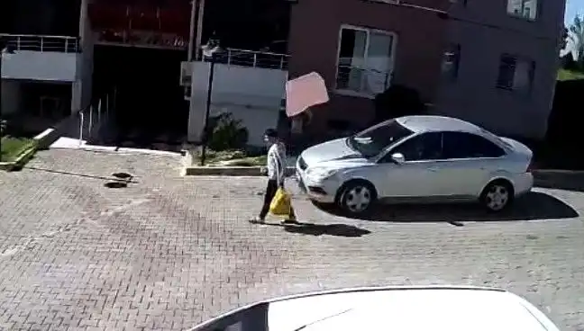 Çatısından Düşen Fayansın Altında Kalan Genç Hayatını Saniyelerle Kurtardı