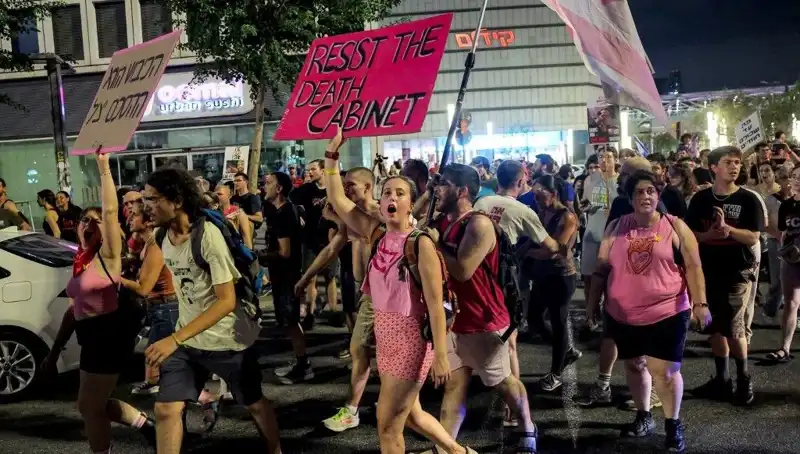 Tel Aviv'de On Binler Netanyahu'ya Karşı Sokağa Döküldü: Protestolar Büyüyor!