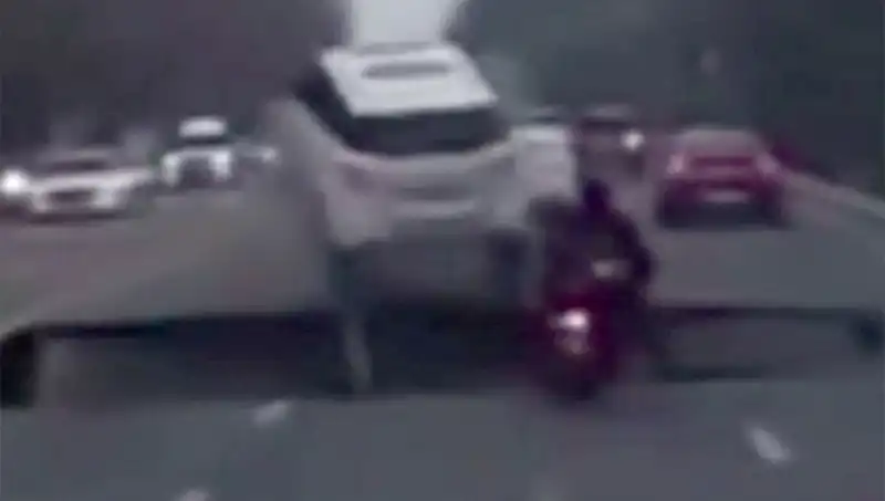Güney Kore Otoyolunda Dev Çukur: Motosiklet Yuvarlandı ve Kayboldu