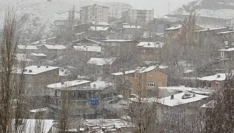Hakkari'de Nisan Yağmurları Yerini Kar'a Bıraktı: Beklenmedik Hava Olayı