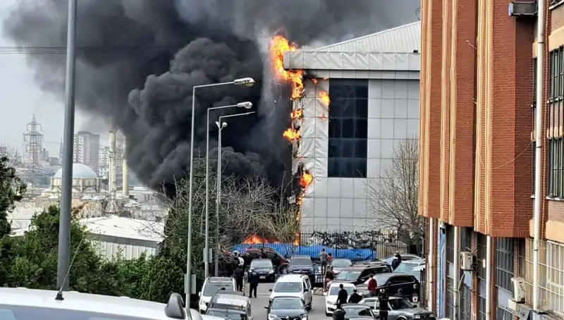 Başakşehir Sanayi Sitesi'nde Büyük Yangın Paniği: Kurtarma Ekipleri Seferber Oldu