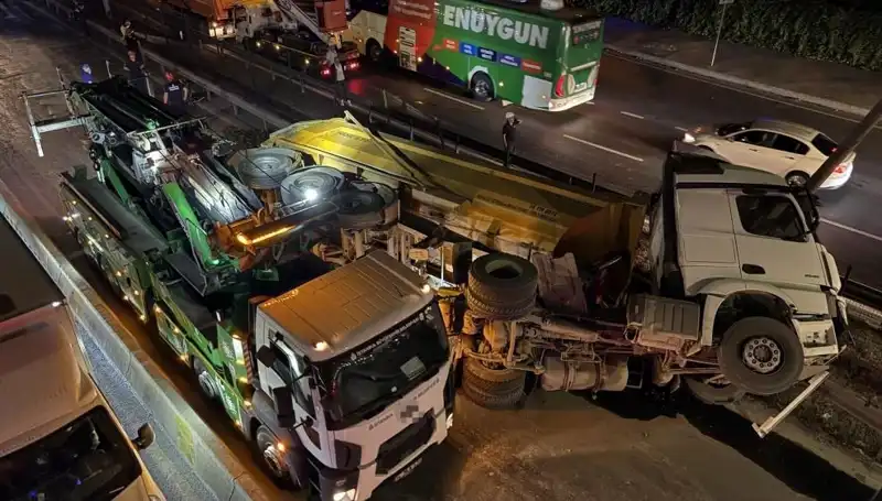 Moloz Yüklü Hafriyat Kamyonu Devrildi: Şok Edici Görüntüler Ortaya Çıktı