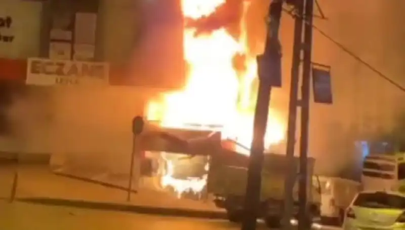 Başakşehir'de İş Merkezinde Yangın: Aniden Çıkan Alevler Panik Yarattı