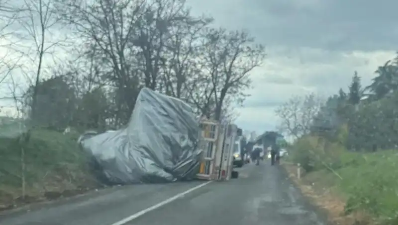 Tekirdağ'da Saman Yüklü TIR Devrildi: Bir Kişi Yaralandı!