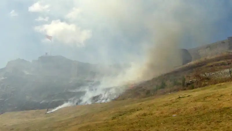 Kars Kalesi’nde Büyük Tehlike: Anız Yangını Korkuttu
