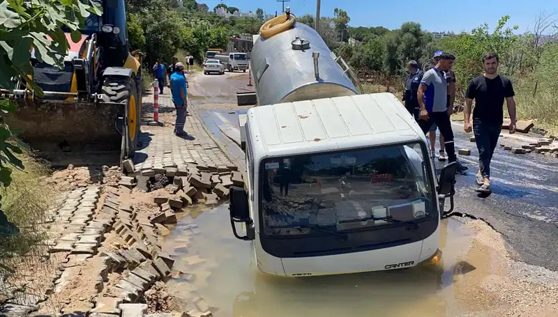 Bodrum'da Su Hattı Patladı, Tanker Çukura Düştü: Hayatlar Tehlikede!