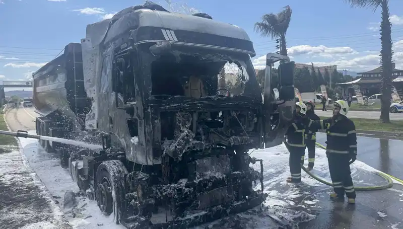 Kum Yüklü TIR Yangını: Olay Yerinden İlk Görüntüler ve Detaylar