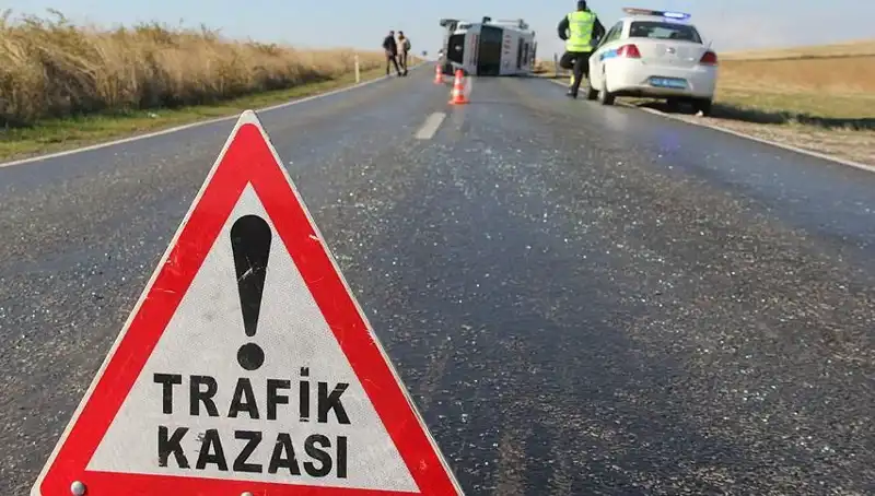 Otomobil Servis Minibüsüne Çarptı: 6 Çocukla Birlikte 8 Yaralı