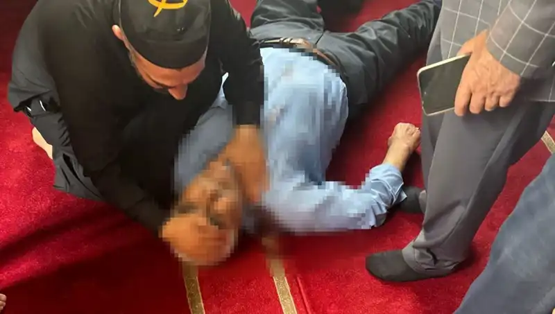 Camide Namaz Kılarken Bıçaklı Saldırı! Olayın Ardındaki Gizem Hala Çözülemedi