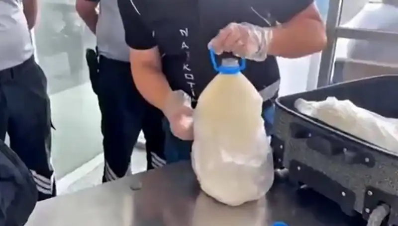 Havalimanında Şaşırtan Yakalama: Süt Şişesinde 12 Kilo 800 Gram Uyuşturucu!