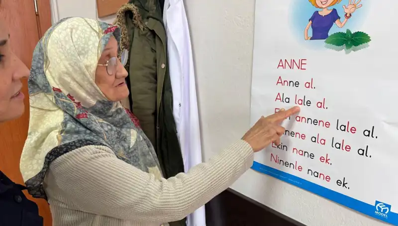 65 Yaşında Okuma Yazma Öğrenmeye Başlayan Ayşe Teyze'nin İlginç Hikayesi