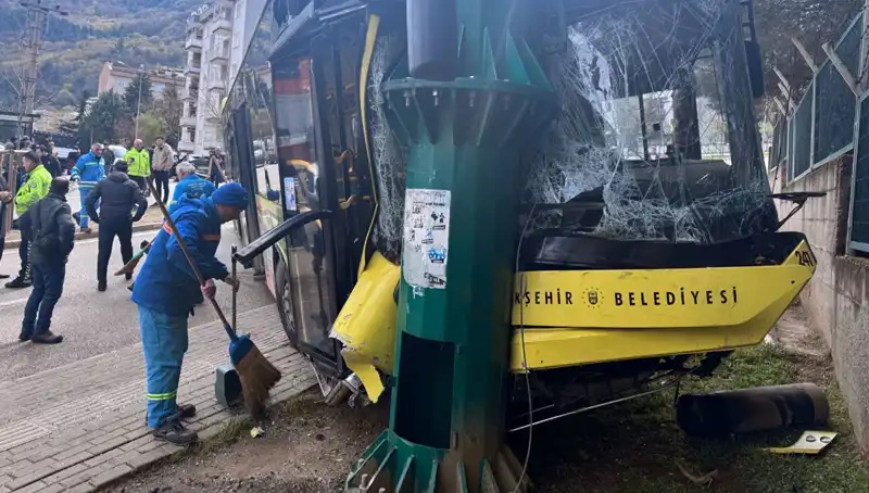 Bursa'da Belediye Otobüsü Kaza Yaptı: Yolcular Korku Dolu Anlar Yaşadı