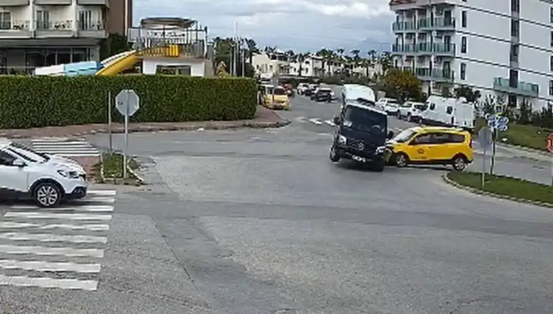 Kavşakta Feci Kaza: Minibüs ile Ticari Taksi Çarpıştı, Çok Sayıda Yaralı Var