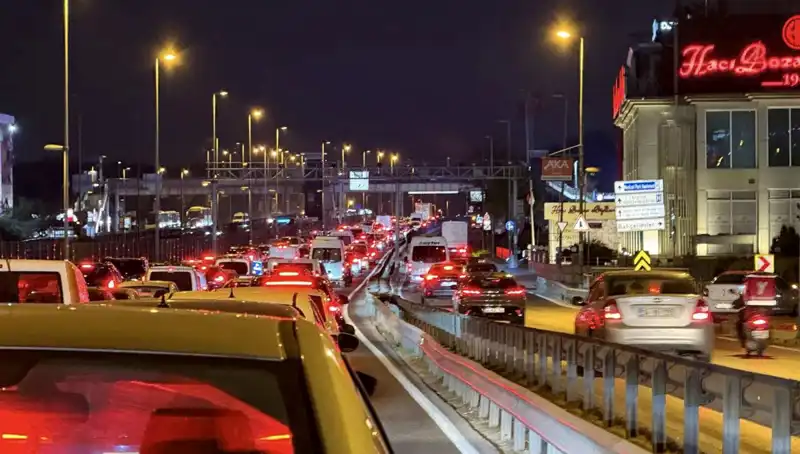 Yenibosna Metrobüs Yaya Üst Geçidi Yenileniyor: Güvenli Geçiş İçin Yeni Adımlar