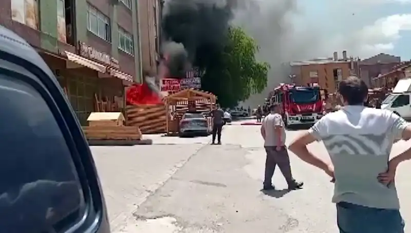 Ankara'da Yangın Paniği: Birden Fazla İş Yeri Alev Alev Yandı