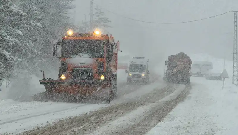 Batı'da Bahar, Doğu'da Kış: Yollar Kapandı, Kar 40 Santimetreyi Buldu!