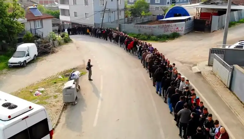 Bursa'nın Büyüleyici Mahallesi: 1 Kilometrelik Bayramlaşma Kuyruğu Gelenekleri Yaşatıyor