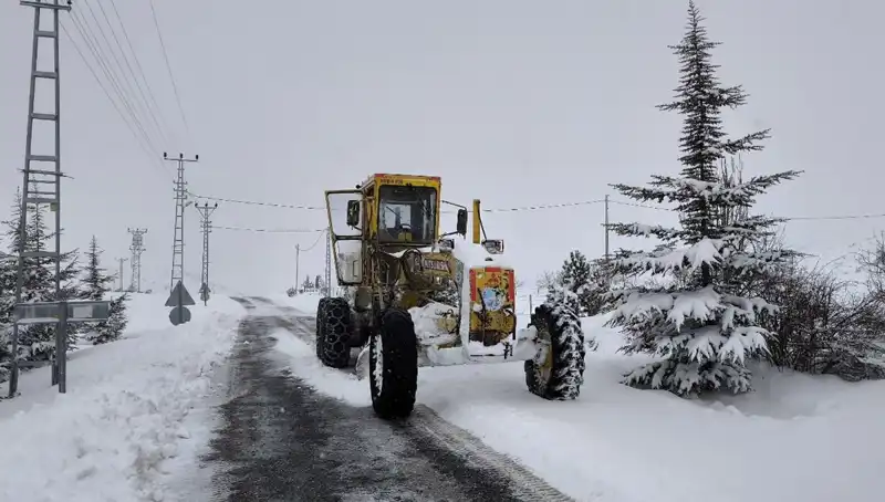 Kayseri'de Yaşanan Kar Fırtınası Sonrası Yol Açma Çalışmaları Başladı