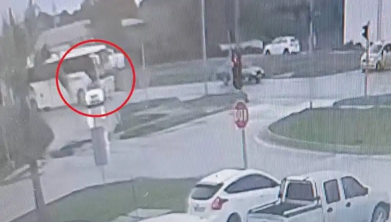 Kırmızı Işıkta Durmanın Bedeli: Yolcu Otobüsü Kaza Yaptı