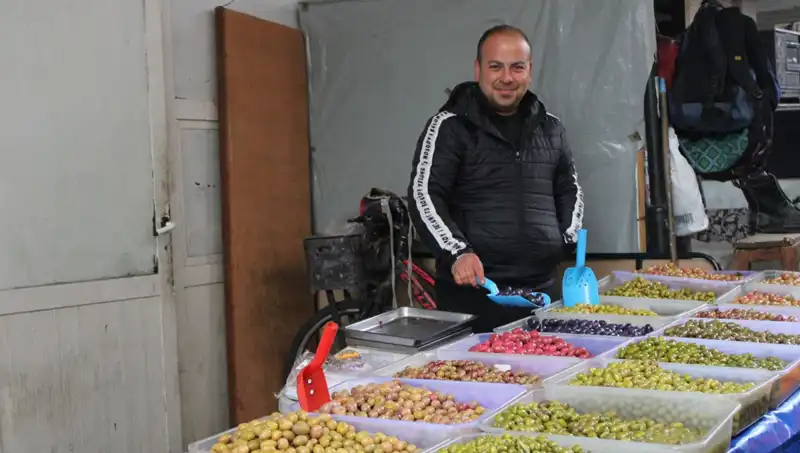 Su İçinde Bekleyen 30 Çeşit: Pazarın En Renkli Tezgahı