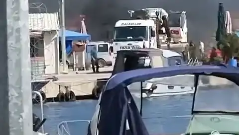 Tuzla'daki Balıkçı Barınağında Endişe Veren Lastik Yangını Patlak Verdi