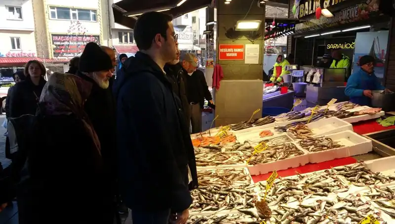 Hamsi Karaborsa Oldu: Taze Balık Tezgahlarında Geçim Mücadelesi!